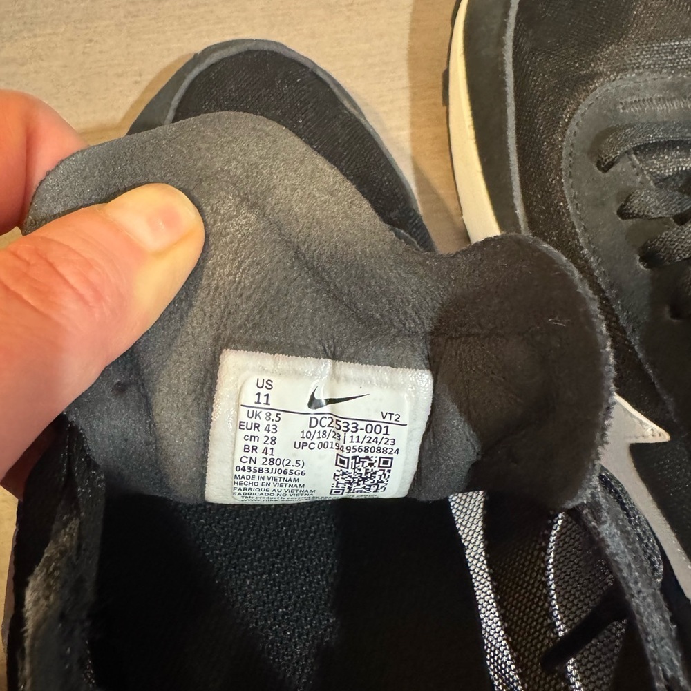 Nike Black and Gray Suede Runner - Picture 3 of 6